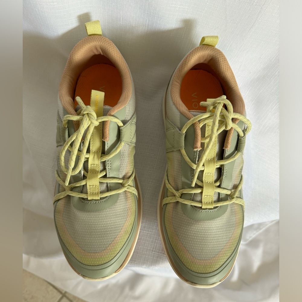 VIONIC TENNIS SHOES FOR WOMEN.